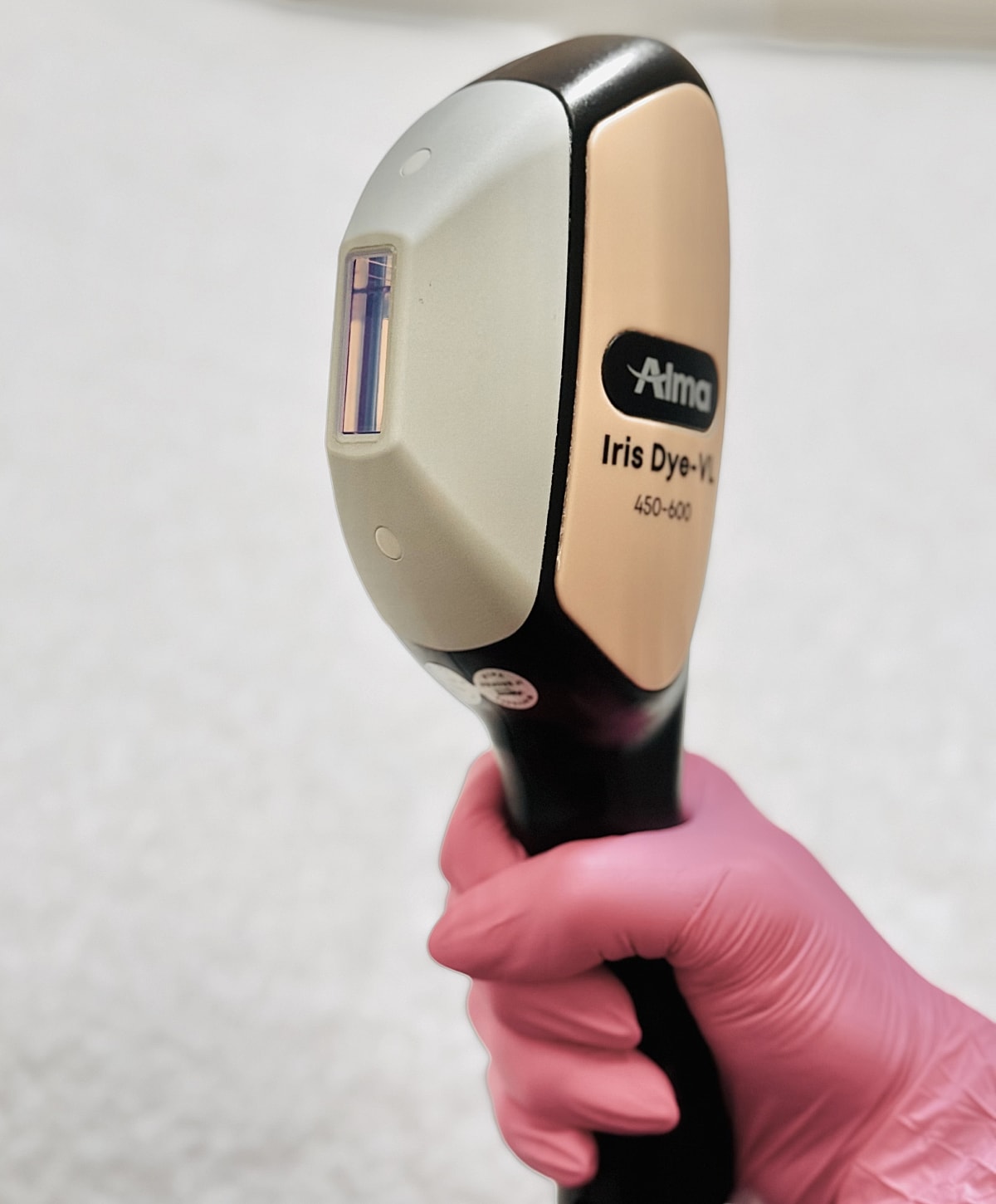 Handheld laser device for skin treatment.