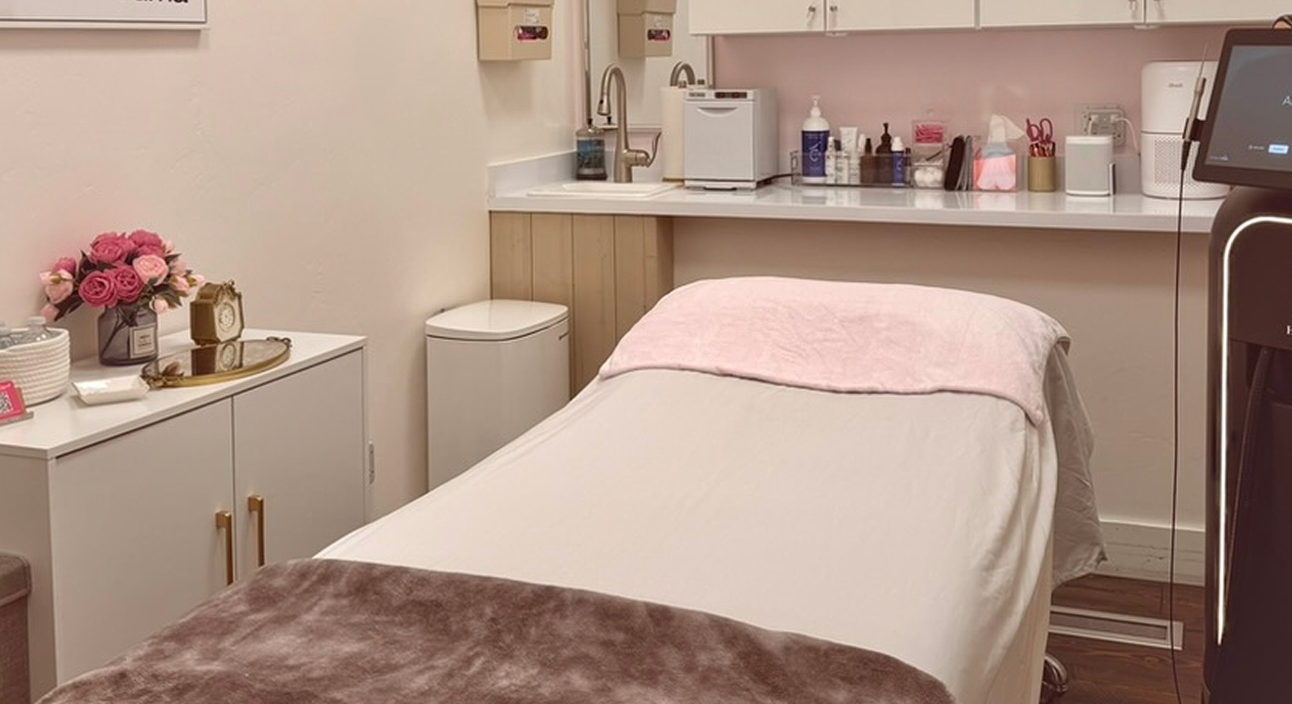 Aesthetic treatment room with relaxing ambiance.